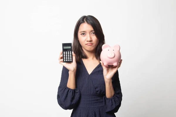 Δυστυχισμένη Γυναίκα Της Ασίας Την Αριθμομηχανή Και Τράπεζα Piggy Λευκό — Φωτογραφία Αρχείου
