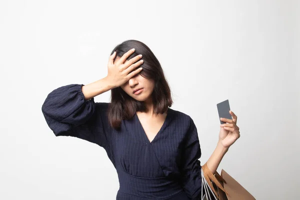 Mujer Asiática Joven Infeliz Con Bolsas Compras Tarjeta Crédito Sobre —  Fotos de Stock