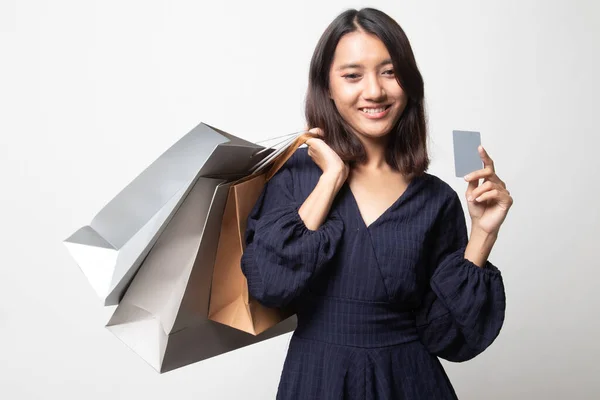 Mujer Asiática Joven Con Bolsa Compras Tarjeta Blanco Sobre Fondo —  Fotos de Stock