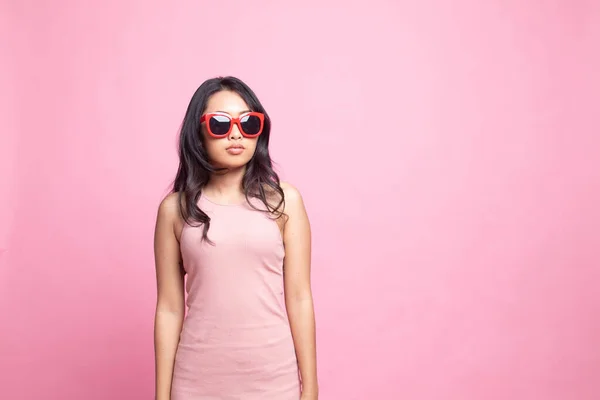 Retrato Una Hermosa Joven Asiática Gafas Sol Sobre Fondo Rosa — Foto de Stock