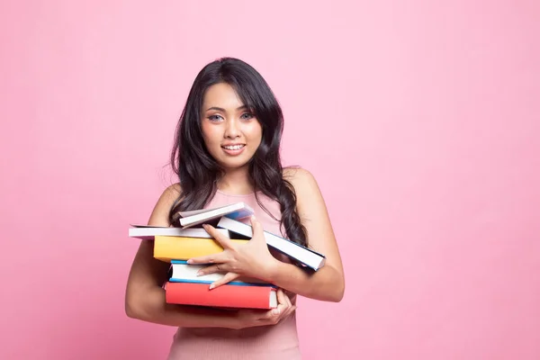 Junge Asiatin Studiert Mit Magebüchern Auf Rosa Hintergrund — Stockfoto