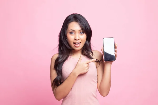 Возбужденная Молодая Азиатка Указывает Мобильный Телефон Розовом Фоне — стоковое фото