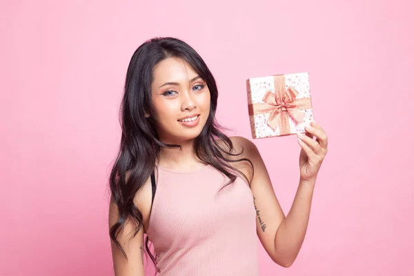 Mladá Asijská Žena Dárkovou Krabicí Růžovém Pozadí — Stock fotografie