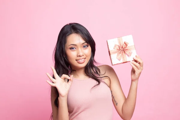 Joven Mujer Asiática Muestran Con Una Caja Regalo Sobre Fondo — Foto de Stock