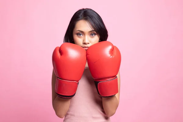 Joven Mujer Asiática Con Guantes Boxeo Rojos Sobre Fondo Rosa —  Fotos de Stock