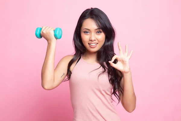 Sano Asiatico Donna Spettacolo Con Manubri Sfondo Rosa — Foto Stock