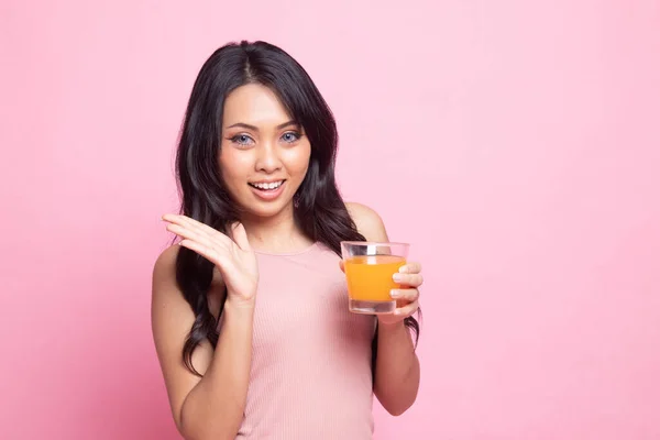 Jovem Mulher Asiática Feliz Beber Suco Laranja Fundo Rosa — Fotografia de Stock