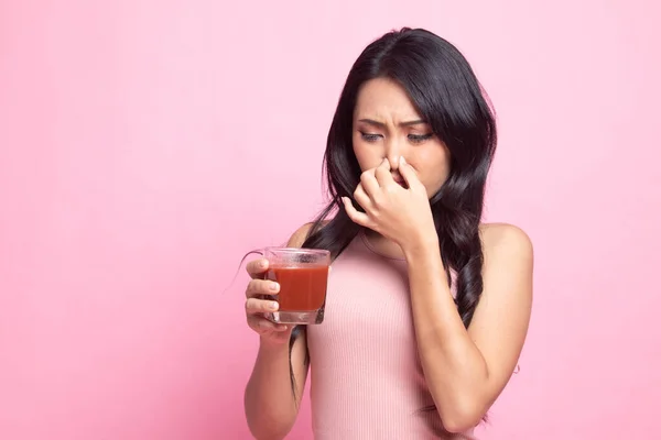 Jeune Femme Asiatique Déteste Jus Tomate Sur Fond Rose — Photo