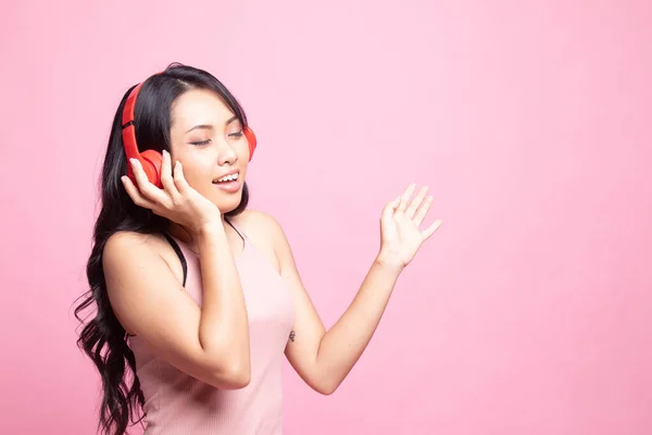 Bastante Asiático Chica Escuchar Música Con Auriculares Rosa Fondo — Foto de Stock