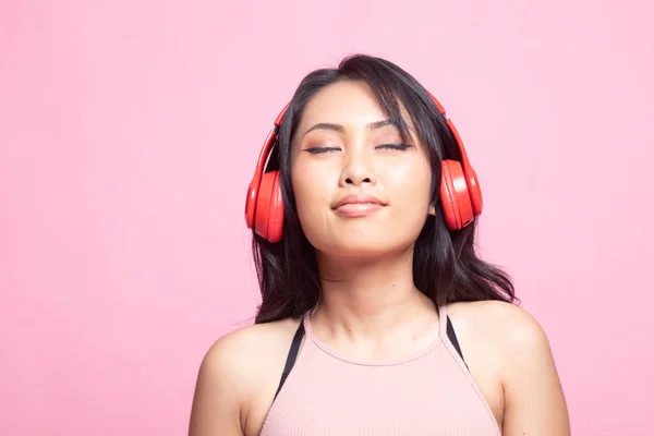 Bastante Asiático Chica Escuchar Música Con Auriculares Rosa Fondo — Foto de Stock