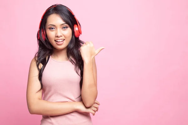 Bastante Asiático Chica Escuchar Música Con Auriculares Punto Copiar Espacio — Foto de Stock