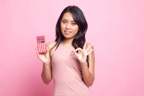 Asian Woman Show Calculator Pink Background — Stock Photo, Image