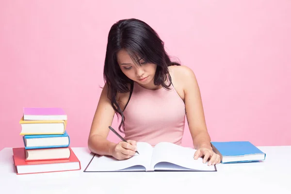 Jovem Mulher Asiática Ler Livro Com Livros Mesa Sobre Fundo — Fotografia de Stock