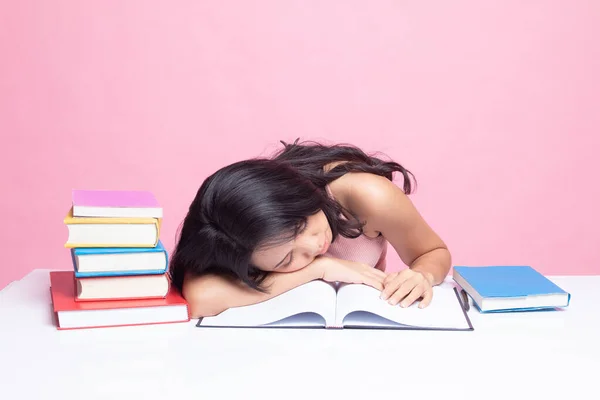 Wyczerpana Młoda Azjatka Śpi Książkami Różowym Tle — Zdjęcie stockowe