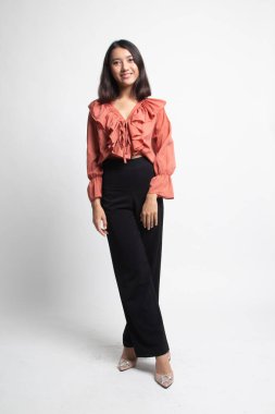 Güzel genç Asyalı kadının beyaz arka plan üzerinde tam vücut