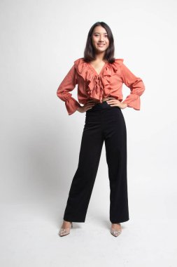 Güzel genç Asyalı kadının beyaz arka plan üzerinde tam vücut