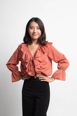 Beyaz arka plan üzerinde güzel genç Asyalı kadın portresi