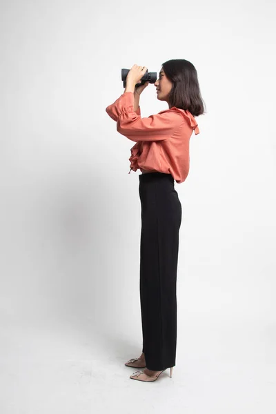 Cuerpo Completo Mujer Asiática Joven Con Prismáticos Sobre Fondo Blanco — Foto de Stock