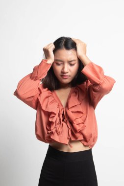 Genç Asyalı kadın hasta ve baş ağrısı beyaz arka plan üzerinde var