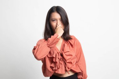 Beyaz arka plan üzerinde kötü bir koku nedeniyle burnunu tutan genç Asyalı kadın