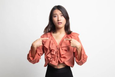 Genç Asyalı kadın kendini noktada sormak neden bana beyaz arka plan üzerinde