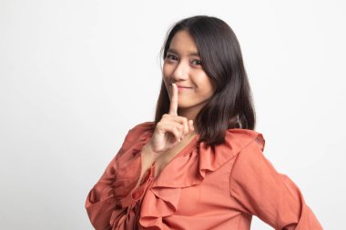 Asyalı kız gösteri oldukça el işareti beyaz arka plan üzerinde