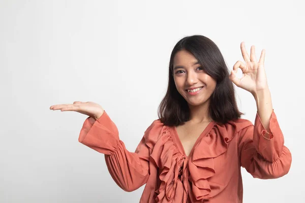 Hermosa Joven Asiática Mostrar Palma Mano Signo Sobre Fondo Blanco — Foto de Stock