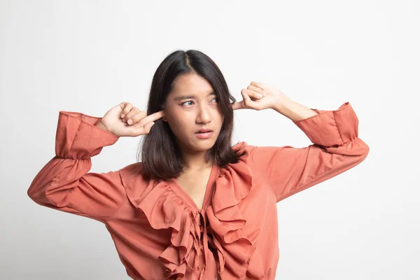 Joven Mujer Asiática Bloquear Ambos Oídos Con Dedo Sobre Fondo — Foto de Stock