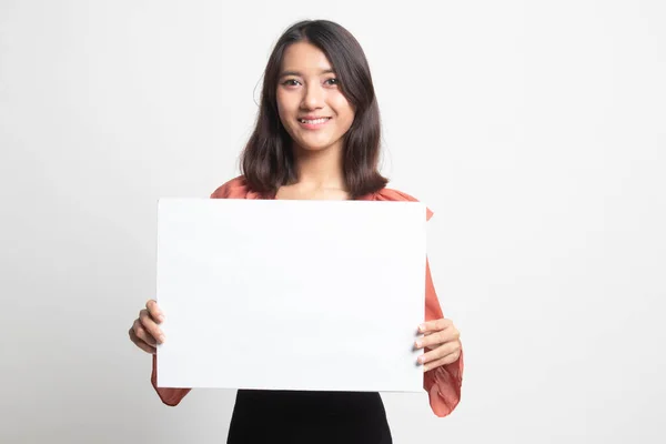 Junge Asiatische Frau Mit Weißem Blankoschild Auf Weißem Hintergrund — Stockfoto