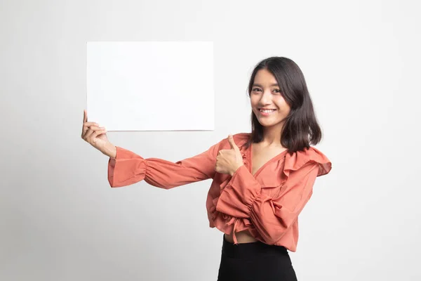 亚洲少妇秀竖起大拇指与白色的空白在白色背景上签名 — 图库照片