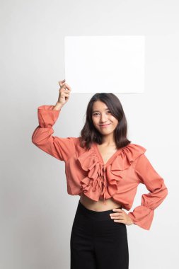 Beyaz arka plan üzerinde beyaz boş işareti olan genç Asyalı kadın