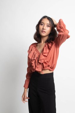 Beyaz arka plan üzerinde güzel genç Asyalı kadın portresi