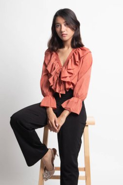 Beyaz arka plan üzerinde güzel genç Asyalı kadın portresi