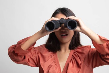 Beyaz arka plan üzerinde dürbün ile Genç Asyalı kadın