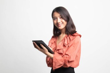 Beyaz zemin üzerinde bir bilgisayar tablet ile Genç Asyalı kadın