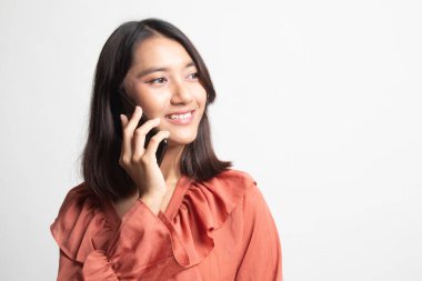 Beyaz arka plan üzerinde cep telefonu ile konuşurken genç Asyalı kadın