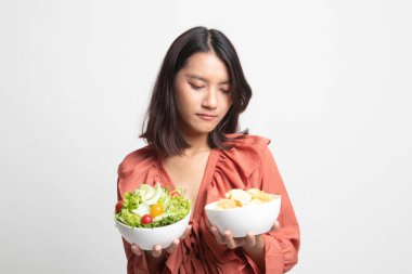 Patates cipsi ve beyaz zemin üzerine salata ile genç Asyalı kadın