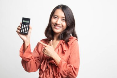 Asyalı kadın gelin beyaz arka plan üzerinde hesap makinesi için