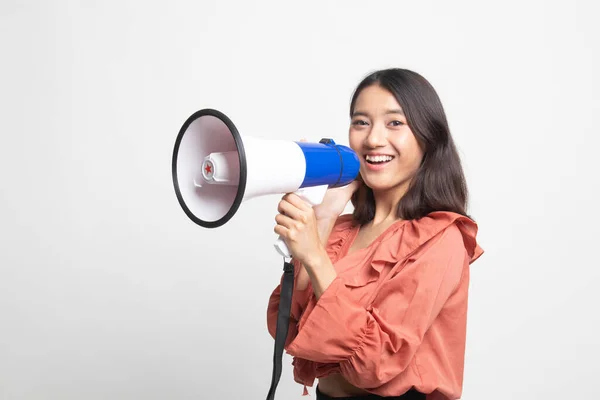 Mooie Jonge Aziatische Vrouw Kondigen Met Megafoon Witte Achtergrond — Stockfoto