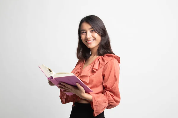 Junge Asiatische Frau Las Ein Buch Auf Weißem Hintergrund — Stockfoto