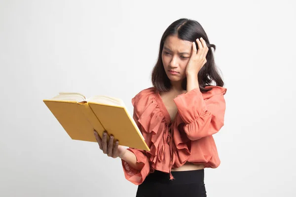 Ung Asiatisk Kvinna Fick Huvudvärk Läs Bok Vit Bakgrund — Stockfoto