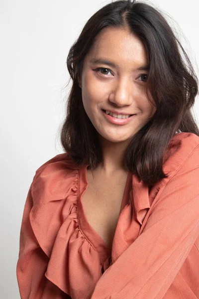 Portrét Krásné Mladé Asijské Ženy Bílém Pozadí — Stock fotografie