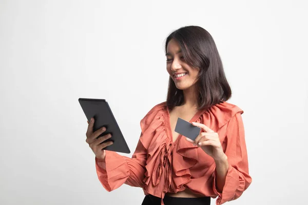 Jonge Aziatische Vrouw Winkelen Online Met Credit Card Tablet Witte — Stockfoto