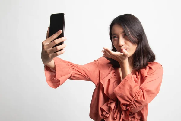 Молодая Азиатка Мобильным Телефоном Белом Фоне — стоковое фото