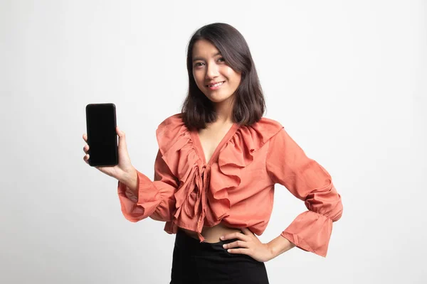 Jonge Aziatische Vrouw Met Mobiele Telefoon Witte Achtergrond — Stockfoto