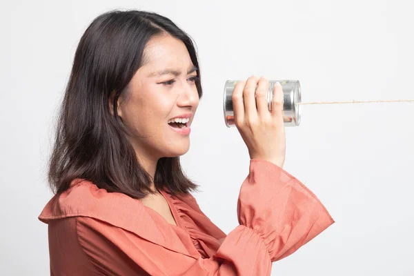 Mladá Asijská Žena Křičí Tin Can Telefon Bílém Pozadí — Stock fotografie