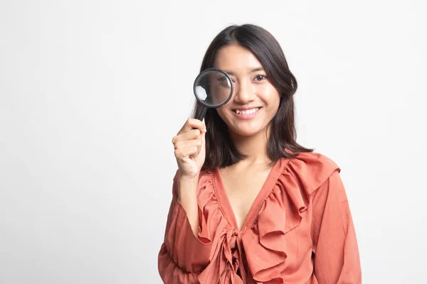 Ung Asiatisk Kvinna Med Förstoringsglas Vit Bakgrund — Stockfoto