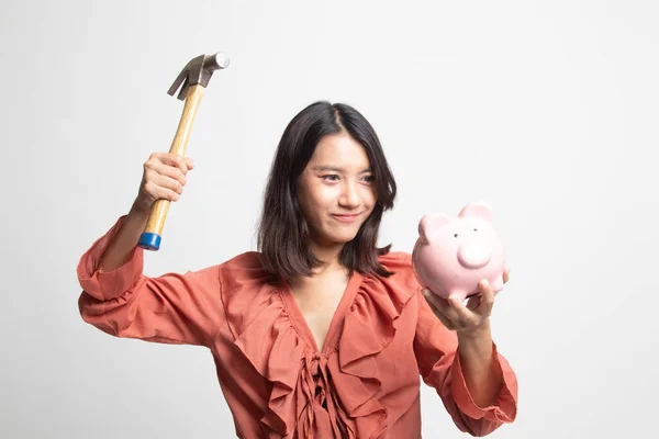Asyalı Kadın Domuz Para Banka Beyaz Arka Plan Üzerinde Çekiç — Stok fotoğraf