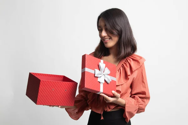 Jovem Mulher Asiática Abrir Uma Caixa Presente Fundo Branco — Fotografia de Stock