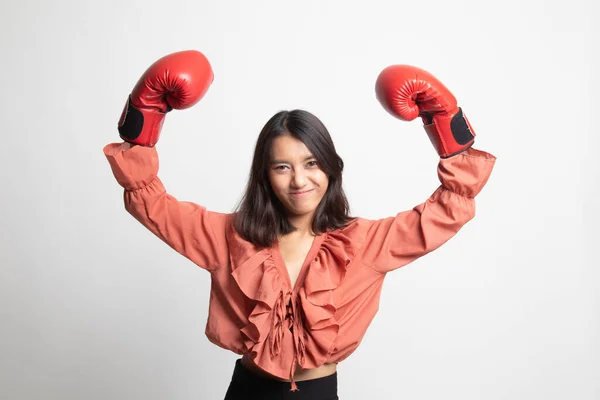 Joven Mujer Asiática Con Guantes Boxeo Rojos Sobre Fondo Blanco —  Fotos de Stock